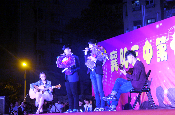 學生深情演唱.JPG